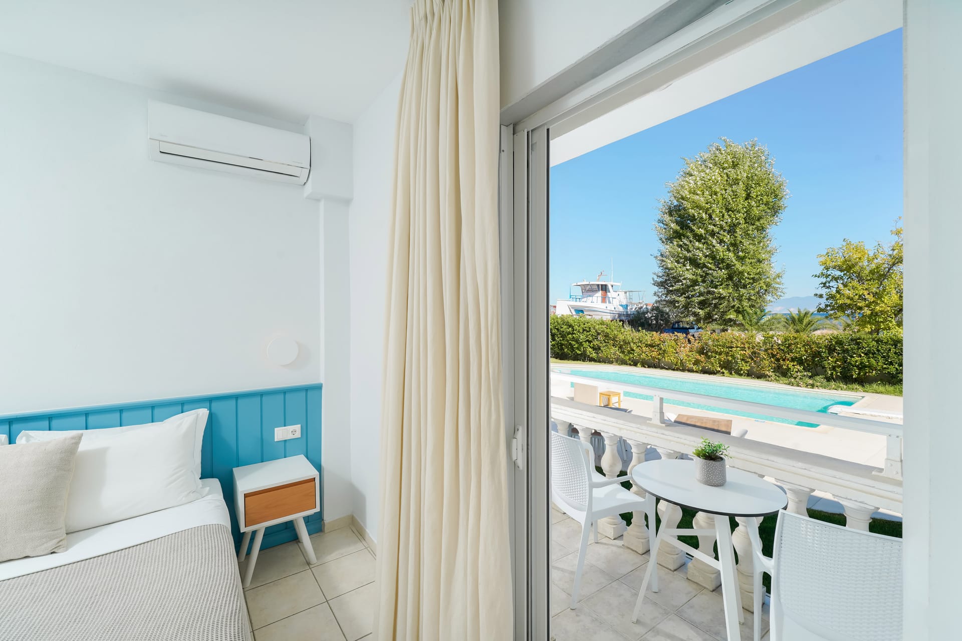 Junior Suite with pool view