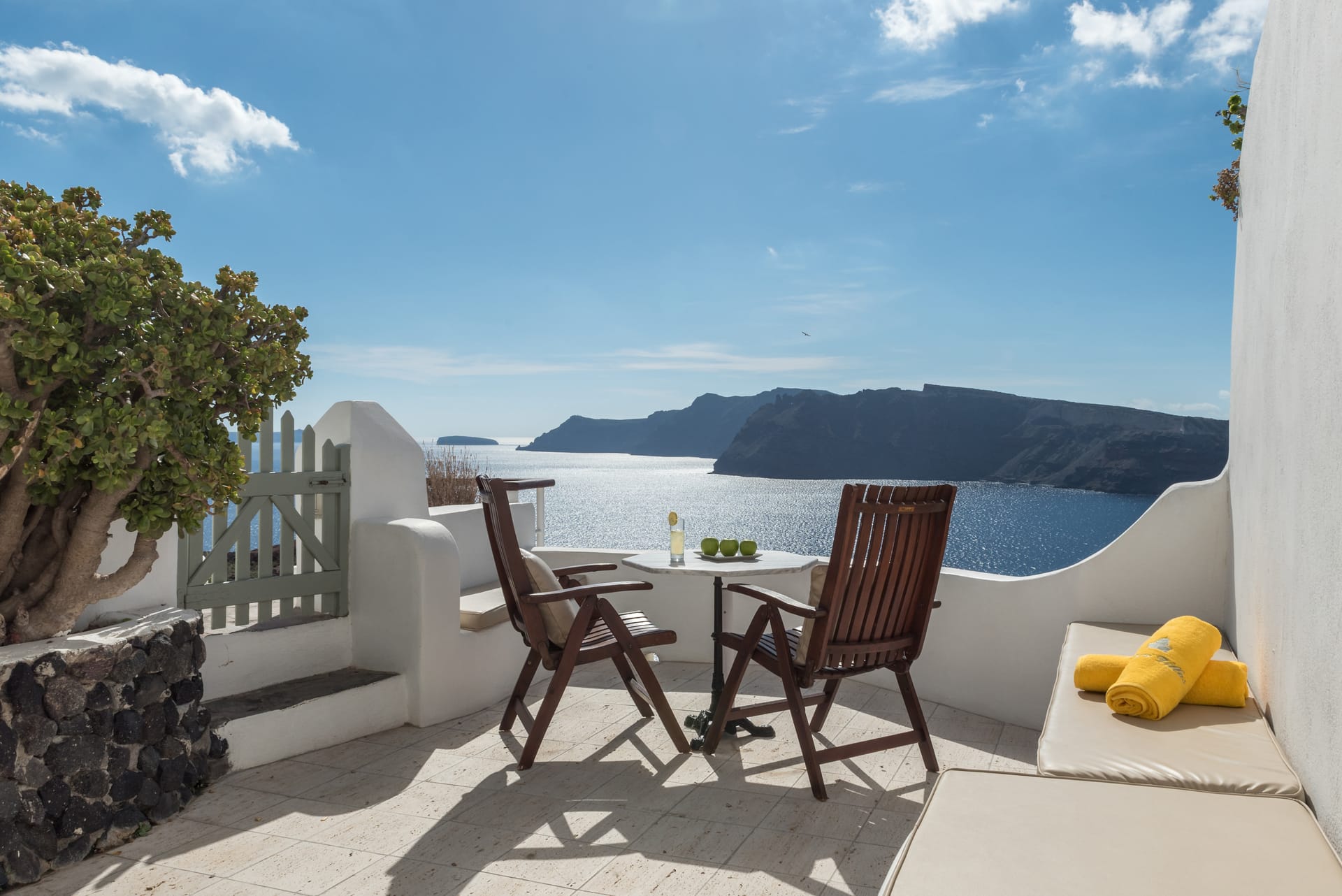Fanari Honeymoon Suite with Indoor Cave Whirlpool & Caldera View
