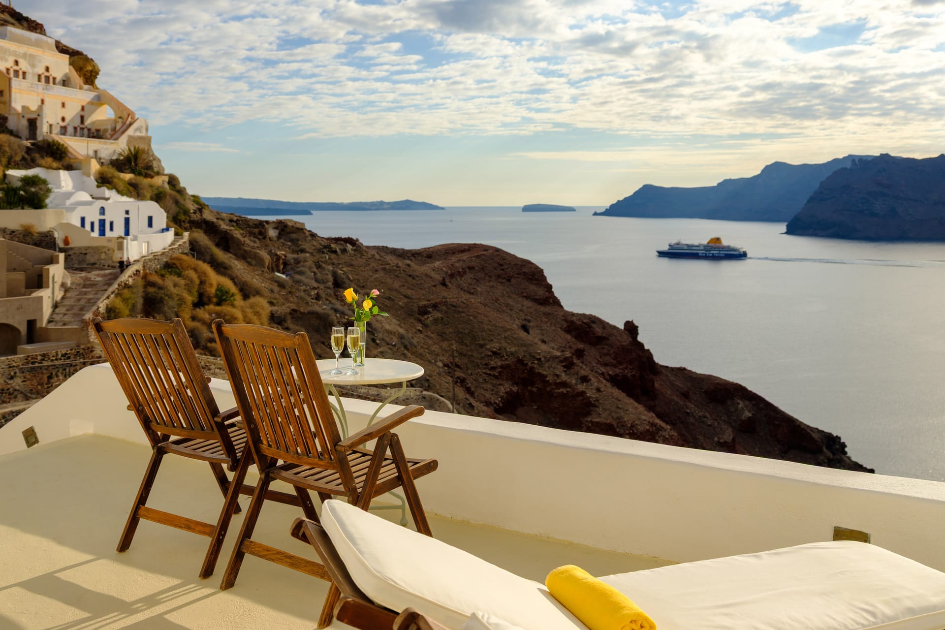 Cliff Nest Honeymoon Suite with Private Whirlpool & Caldera View *access via numerous steps