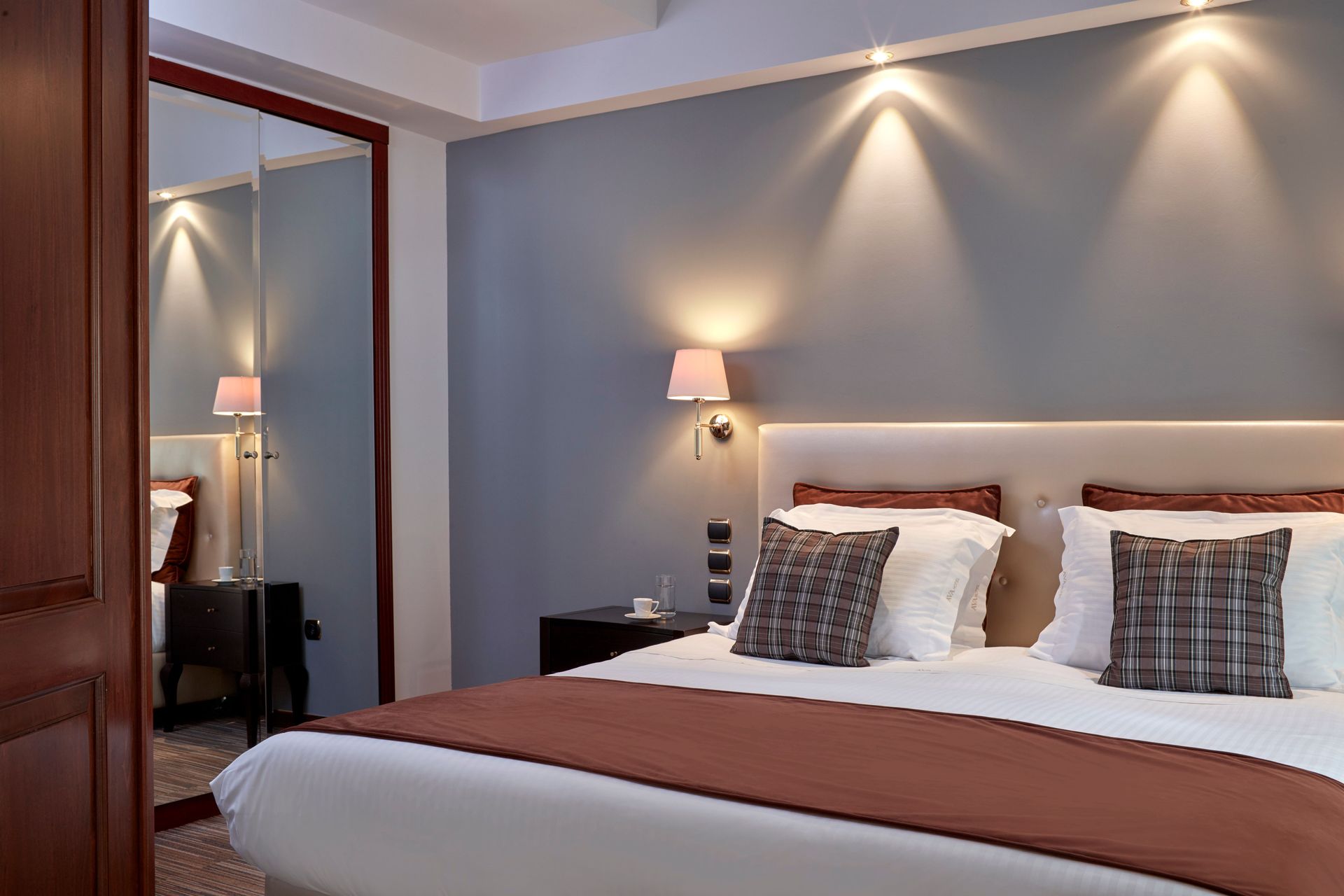 EXECUTIVE SUITES – ACROPOLIS VIEW [52m²/560ft² with balcony]