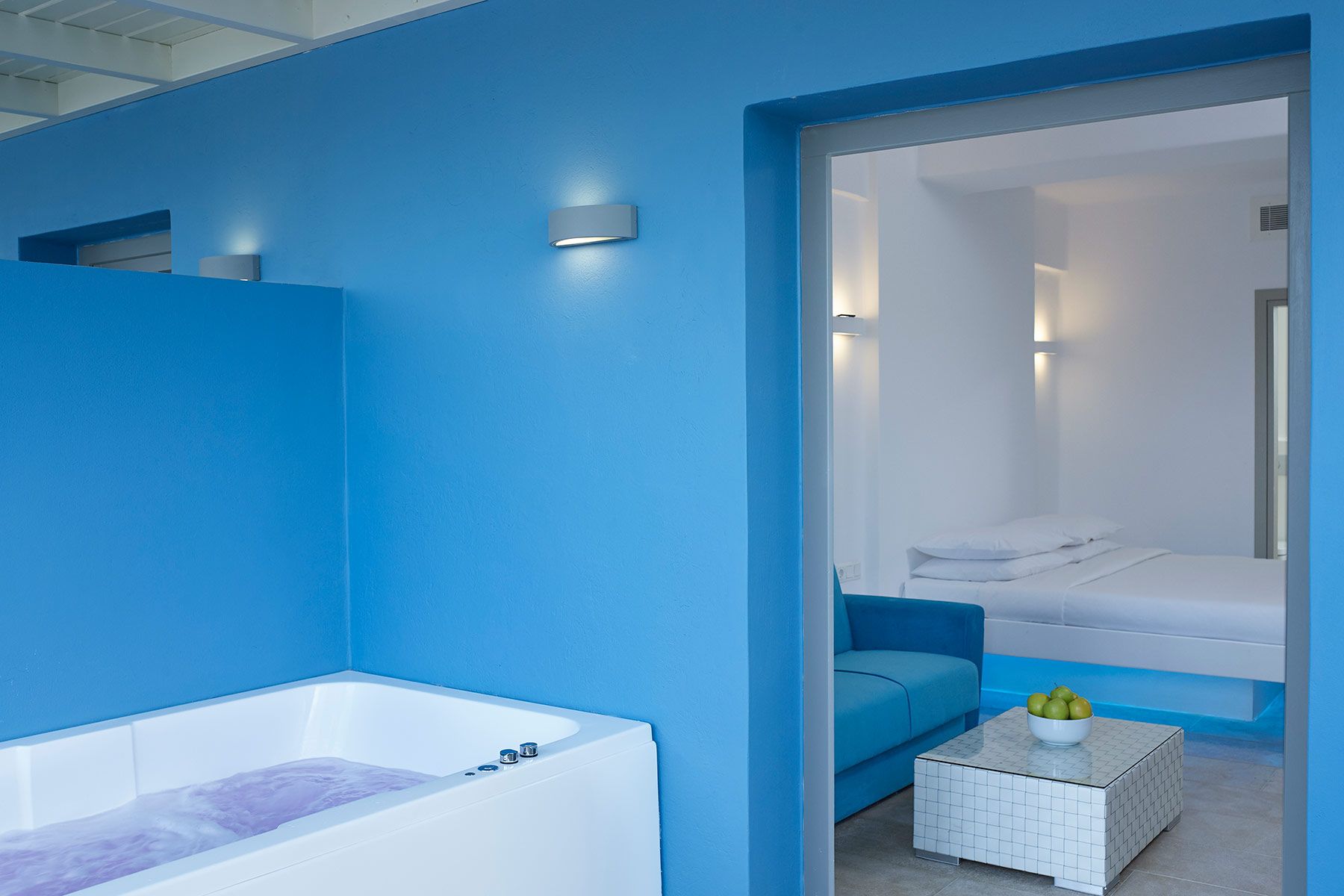 Comfort Room with Jetted Tub & Pool View – 20m²