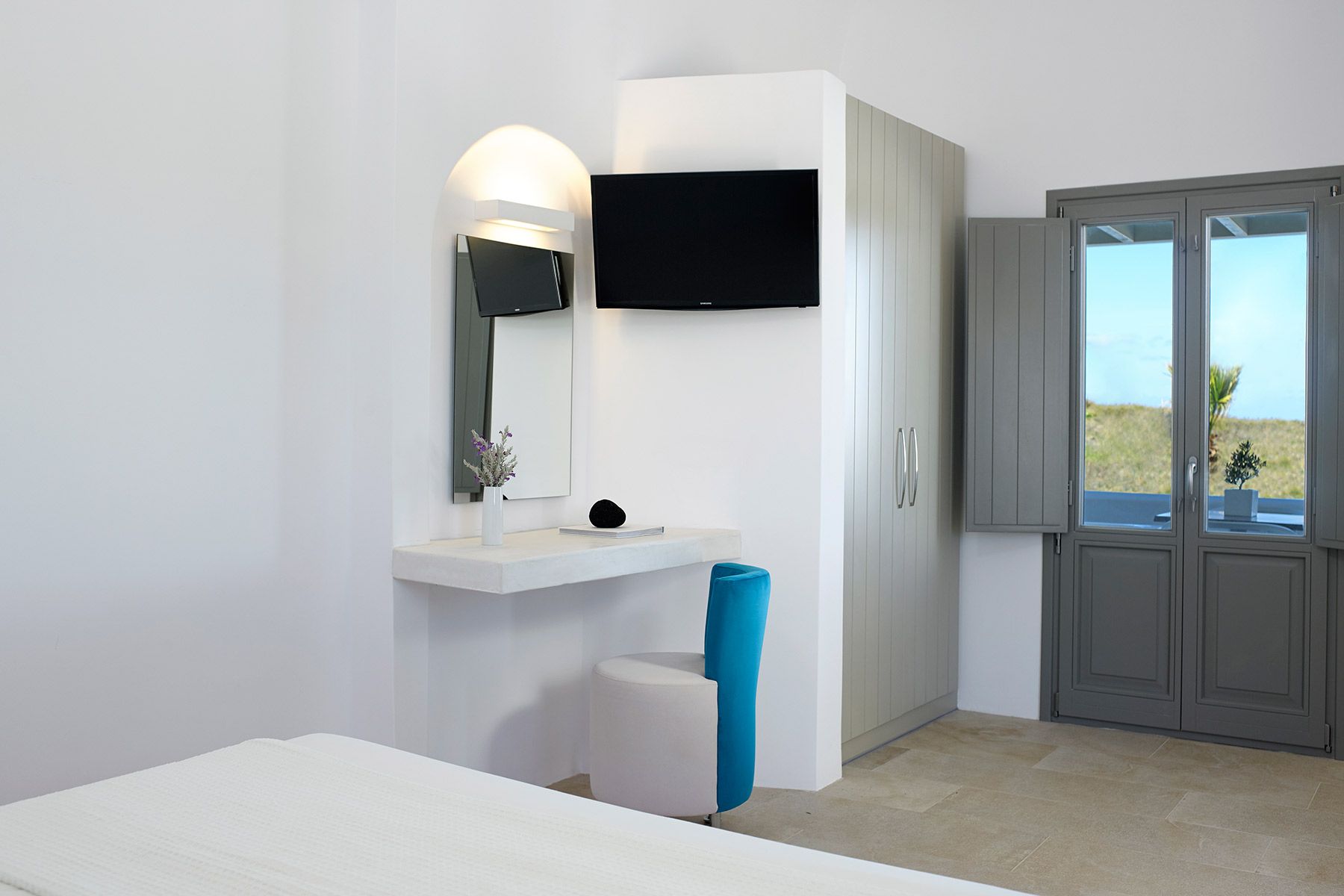 Superior Room with Jetted Tub & Pool View – 28m²