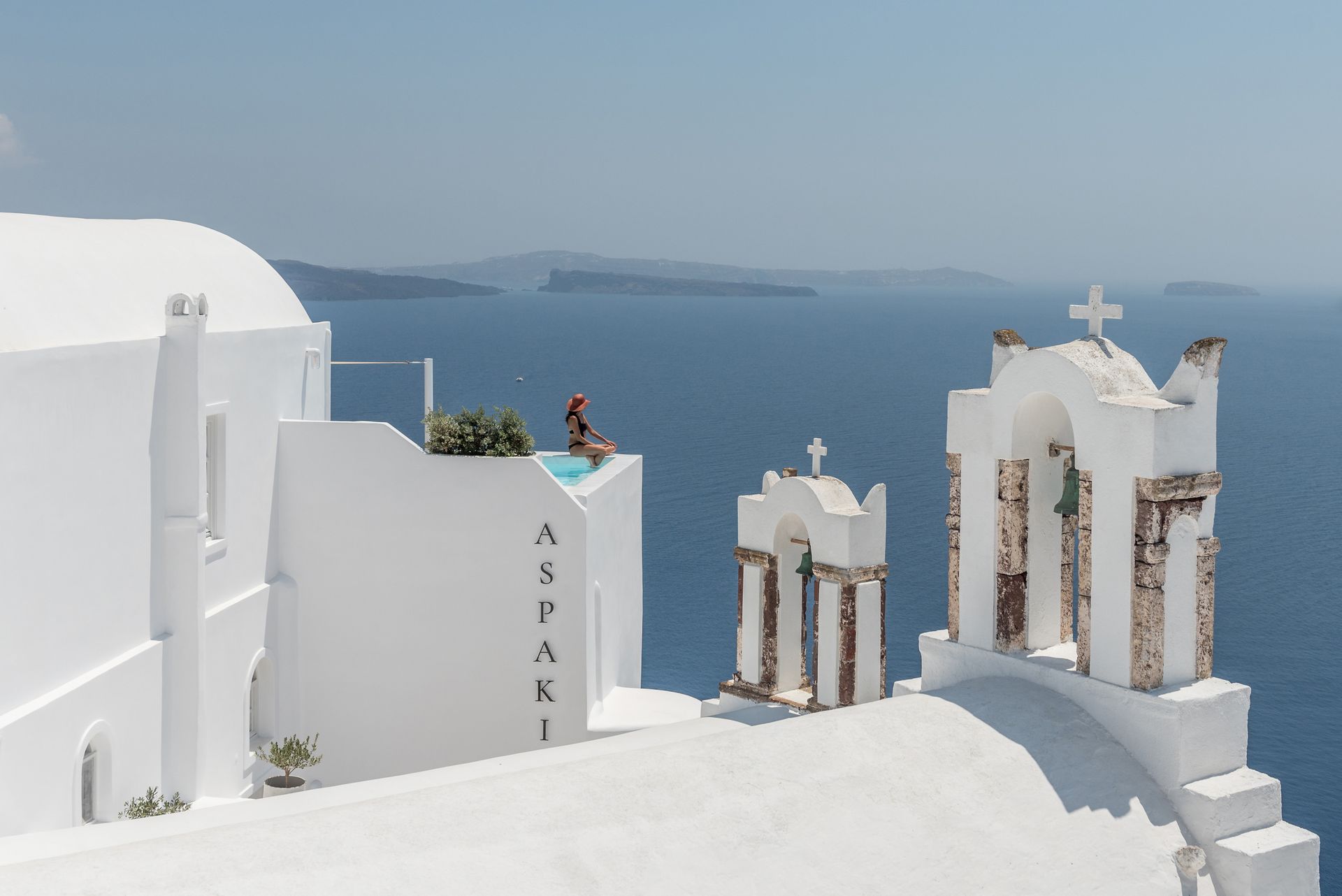 Top Floor  Exclusive Suite with plunge pool l Panoramic views of Caldera Volcano sea and blue domes