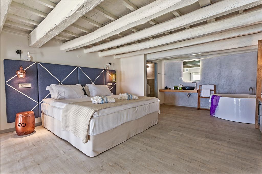 Suite with Pool View – Split Level