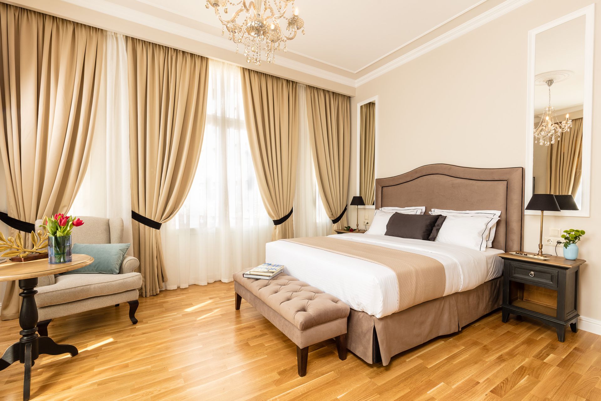 Mansion Corner Suite with balcony