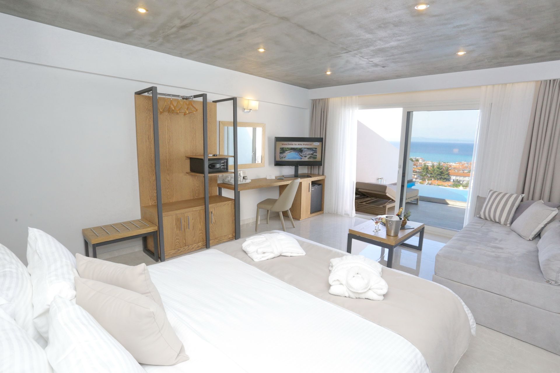 Deluxe Junior Suite Panorama Sea View with Heated Private Pool