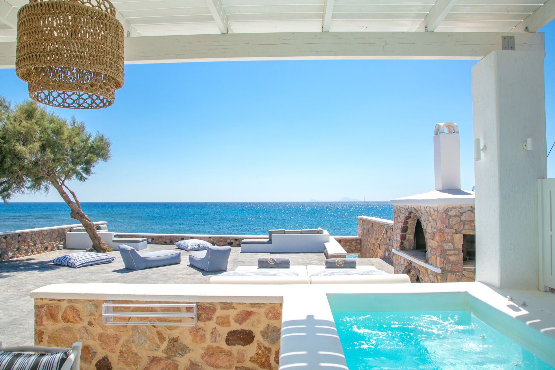 Elegant Suite with outdoor private hot tub & beach front