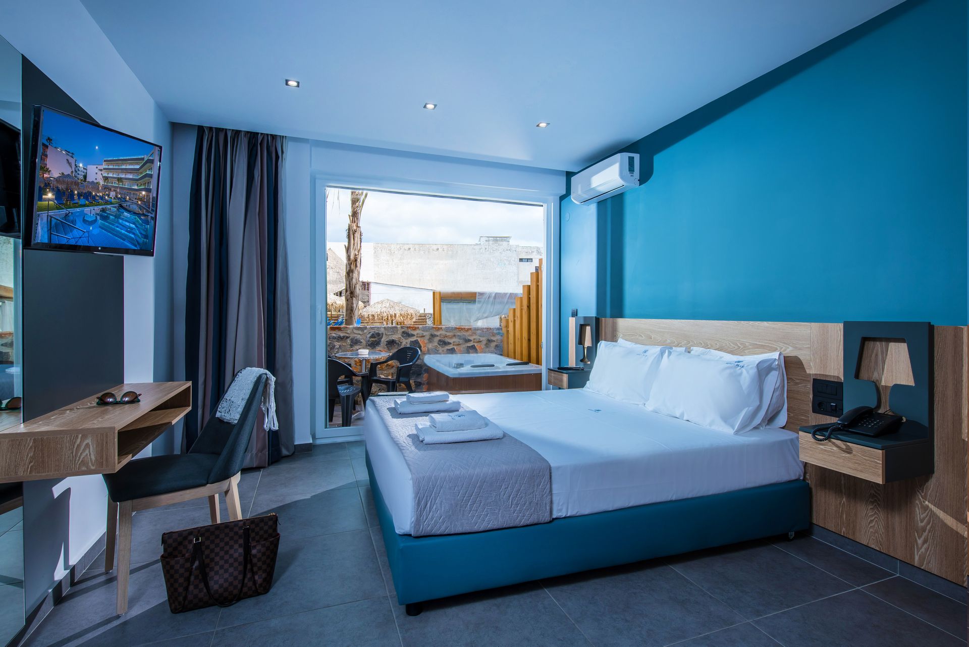 Superior Room with Outdoor Jacuzzi