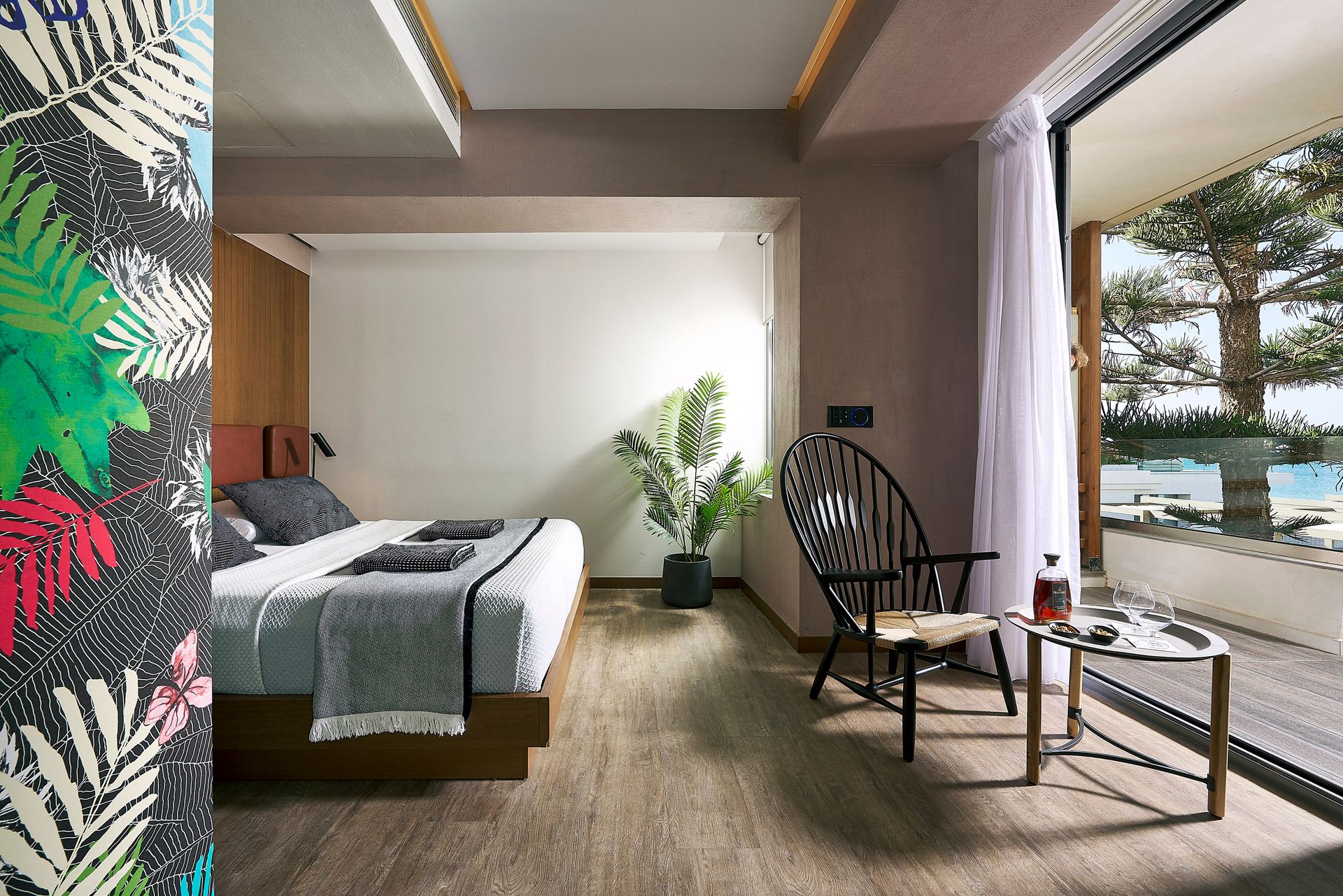 Deluxe Suite with Indoor Jacuzzi – Sea View