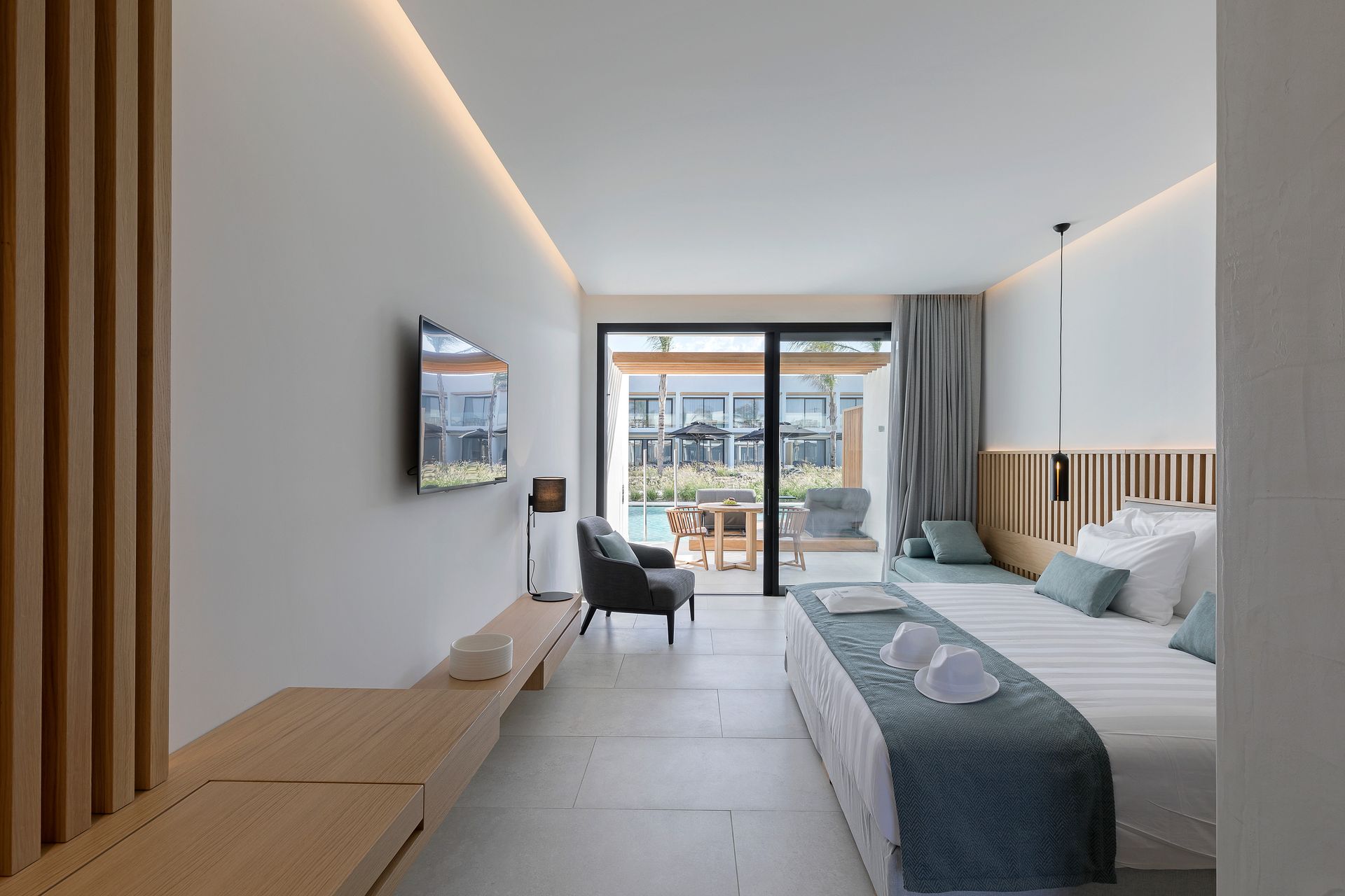 Deluxe Swim-Up Suite