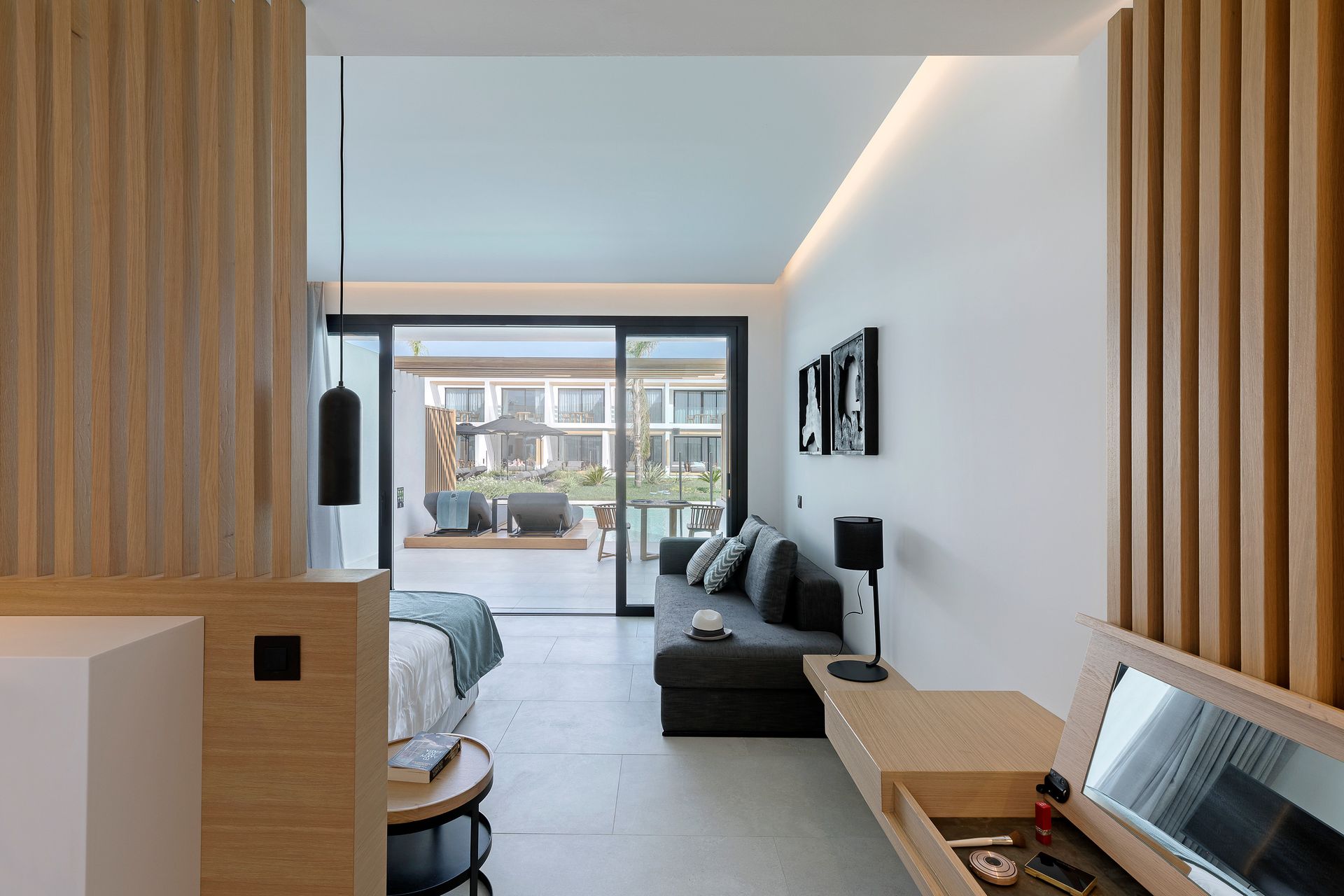 Superior Deluxe Swim-Up Suite