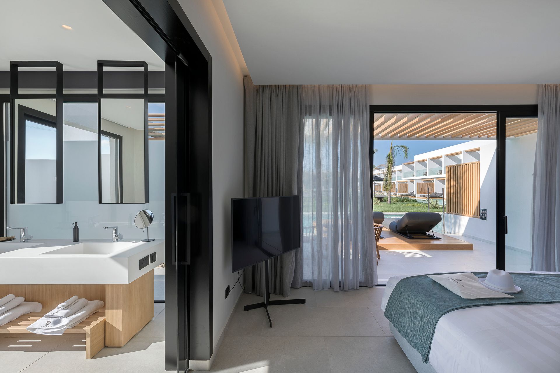 Premium Swim-Up Suite