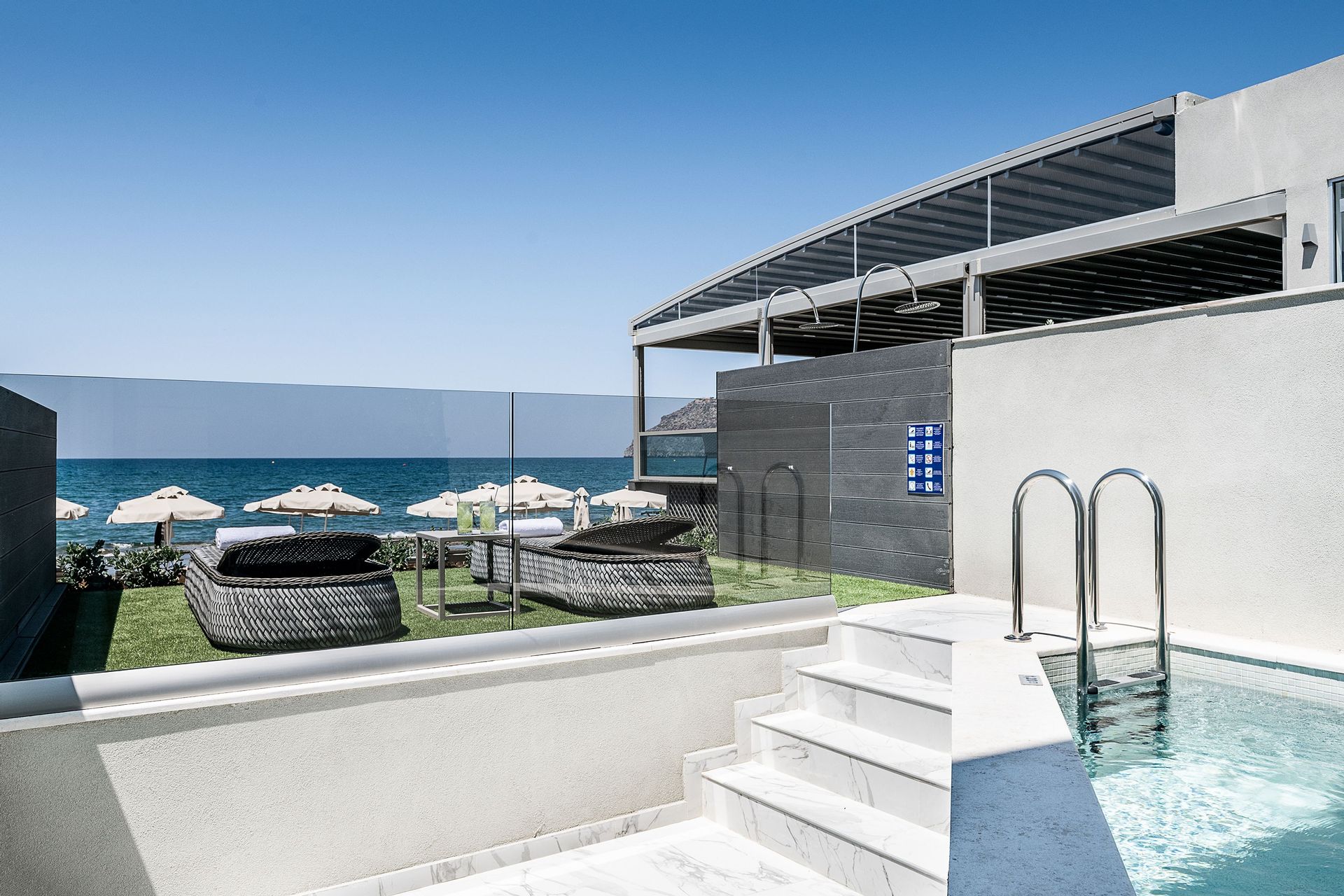 Selection suite with private pool and sea view
