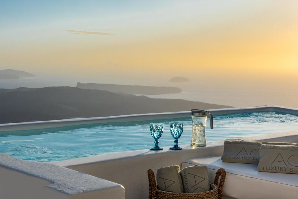 MARE GRAND SUITE – Panoramic Caldera & Volcano Sea View – Private Terrace with Outdoor Plunge Pool