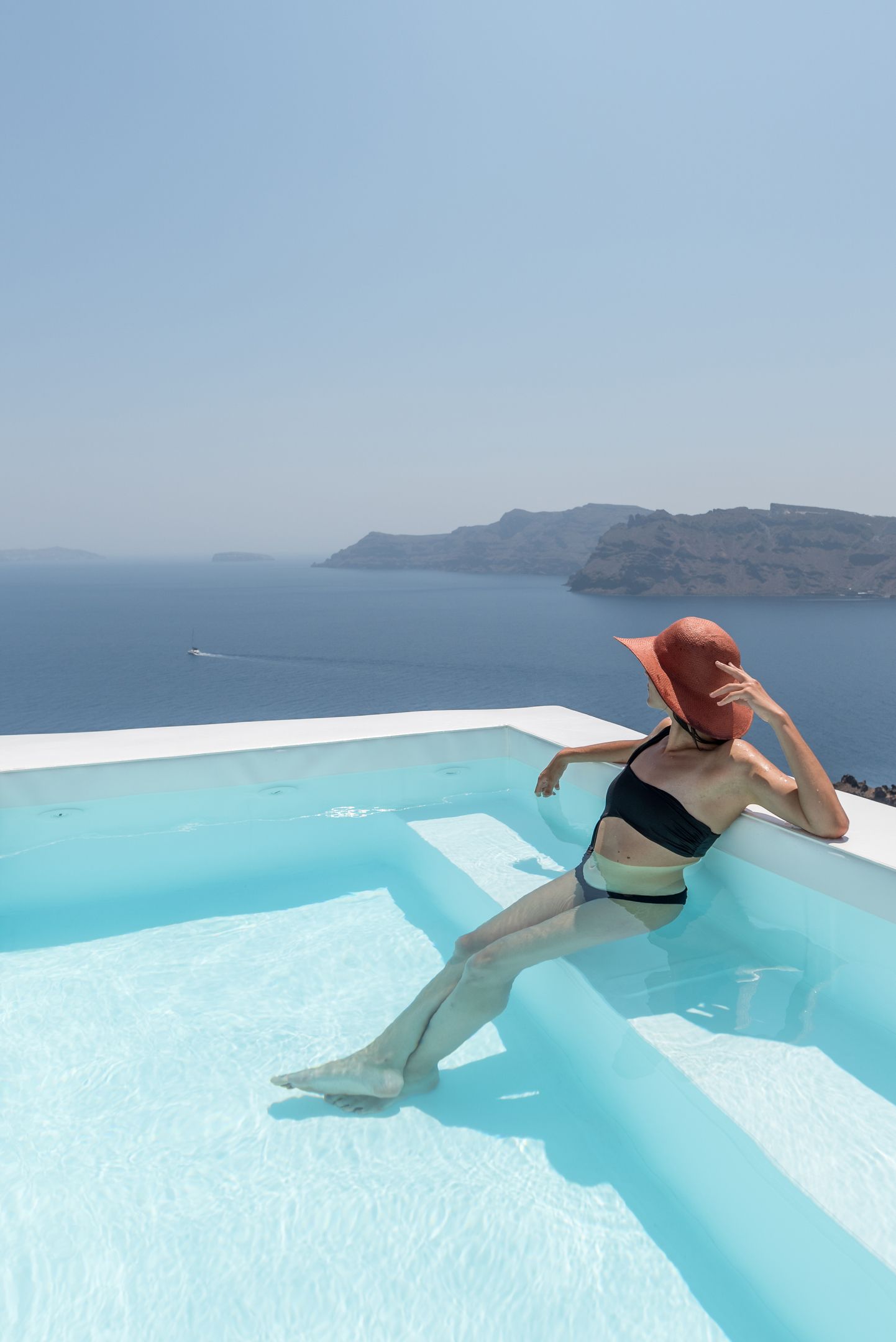 Exclusive Suites with Plunge Pool |Panoramic sea and Blue Domes & Caldera View