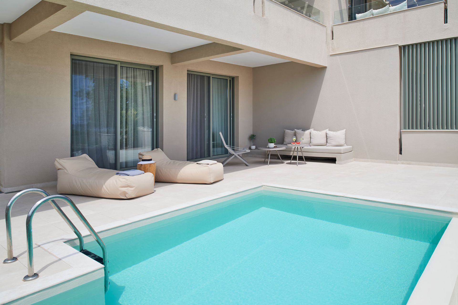 Εxecutive Private Pool Suite