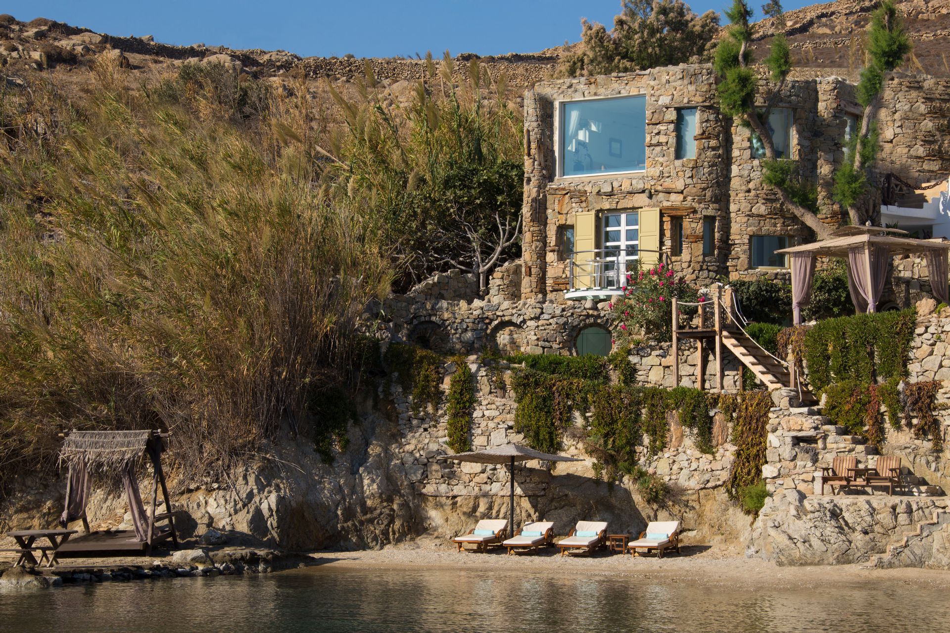 Noah’s Waterfront Villa with Private Pool and Private Beach