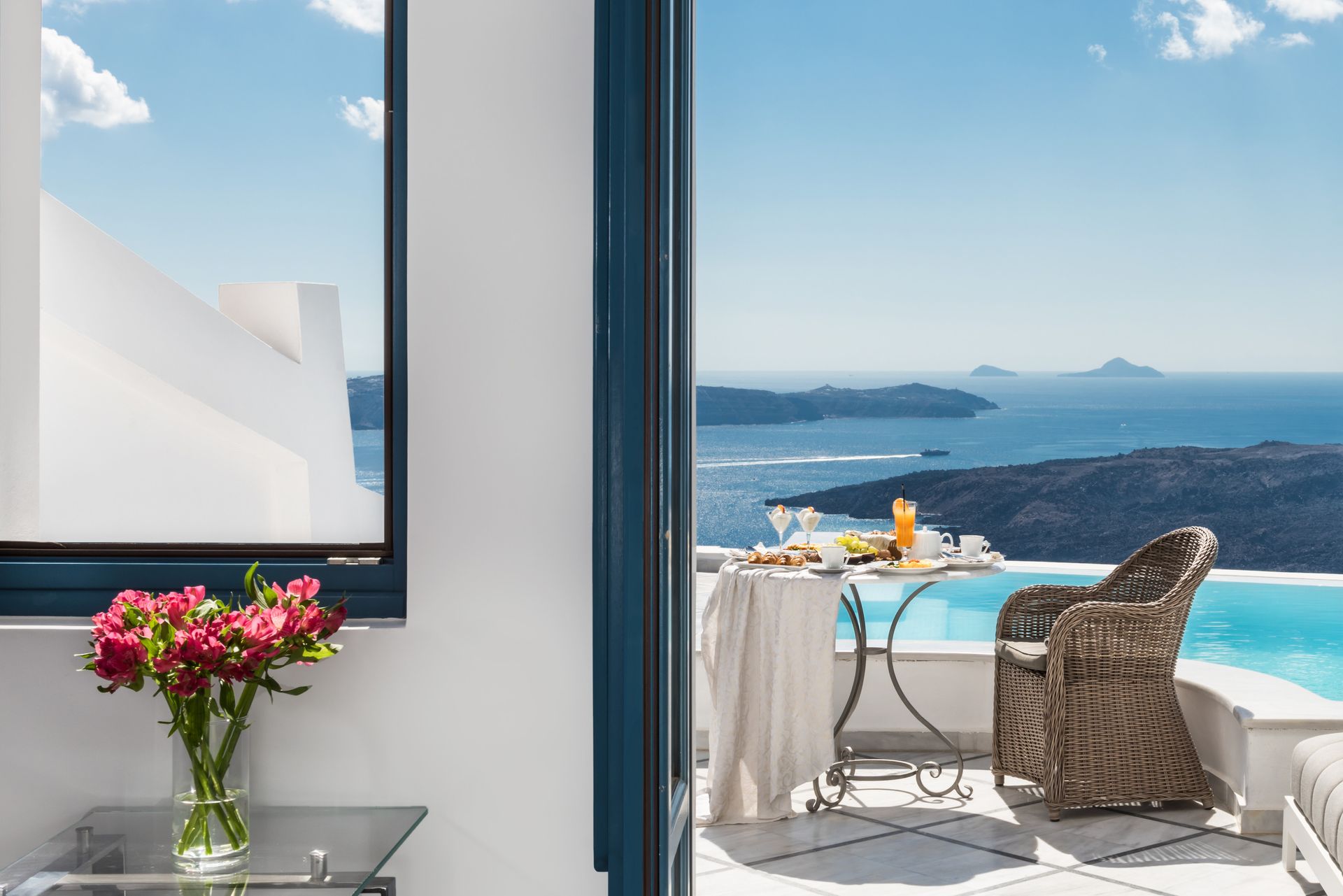 Suite with infinity private pool and Caldera view
