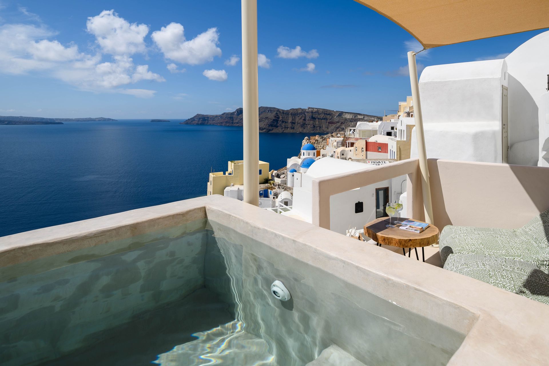 Avra Suite with outdoor Jacuzzi and Caldera view