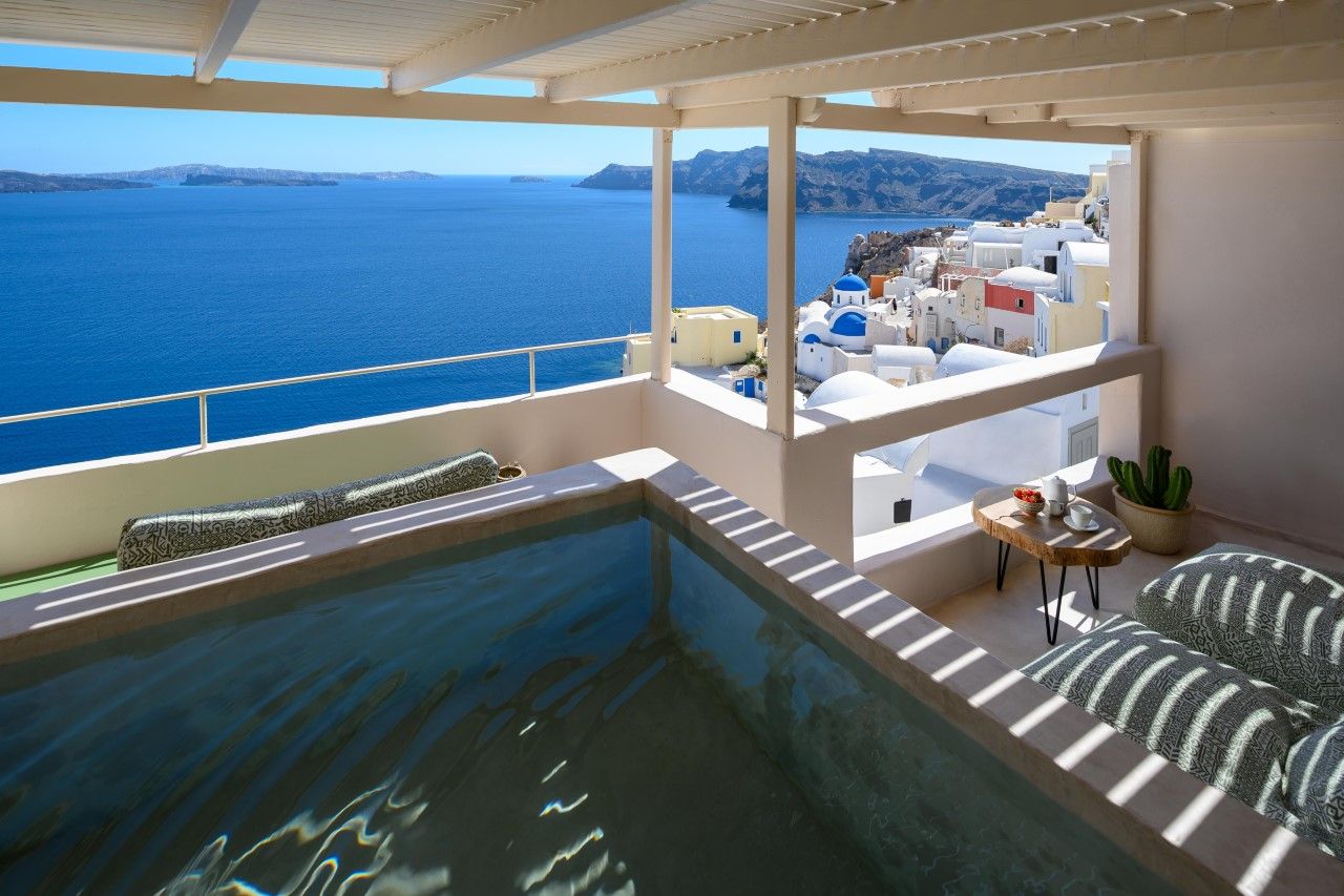 Aether Suite with outdoor Jacuzzi and Caldera view