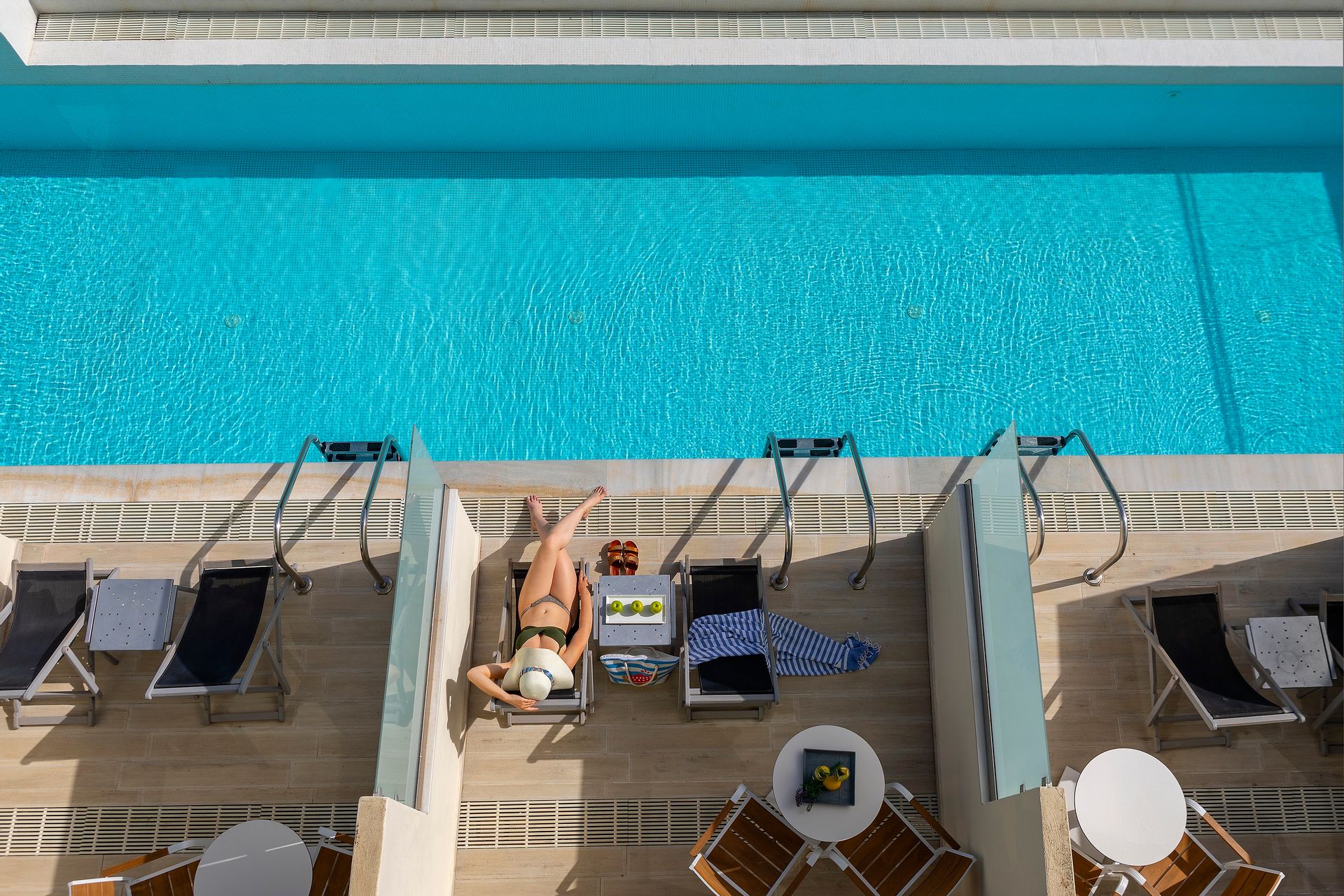 Swim Up Suite – Two Swim Up Rooms Interconnected)