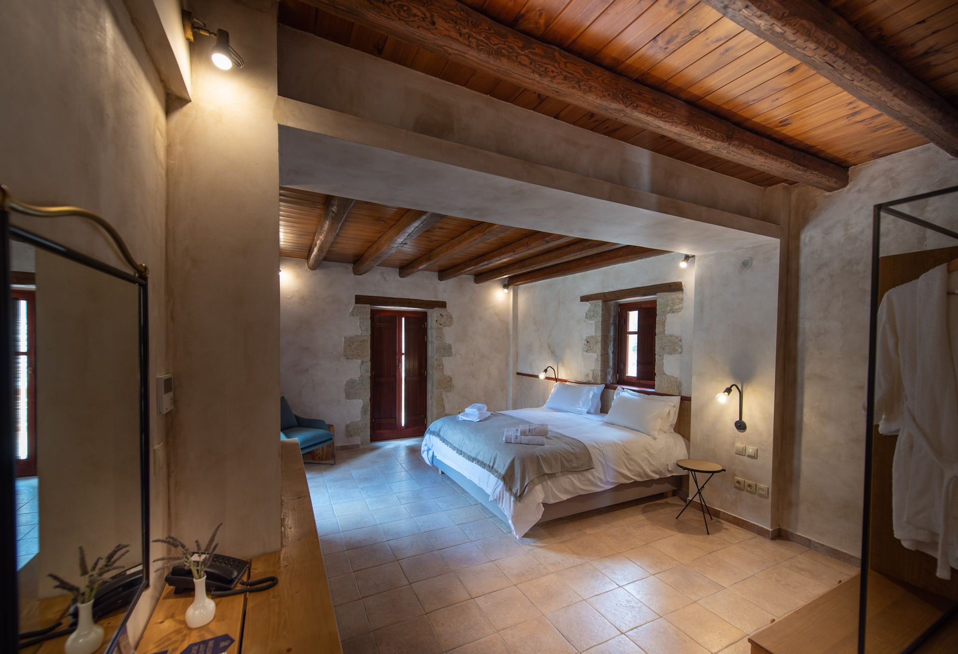 Suite with Jetted Tub and Side Sea View