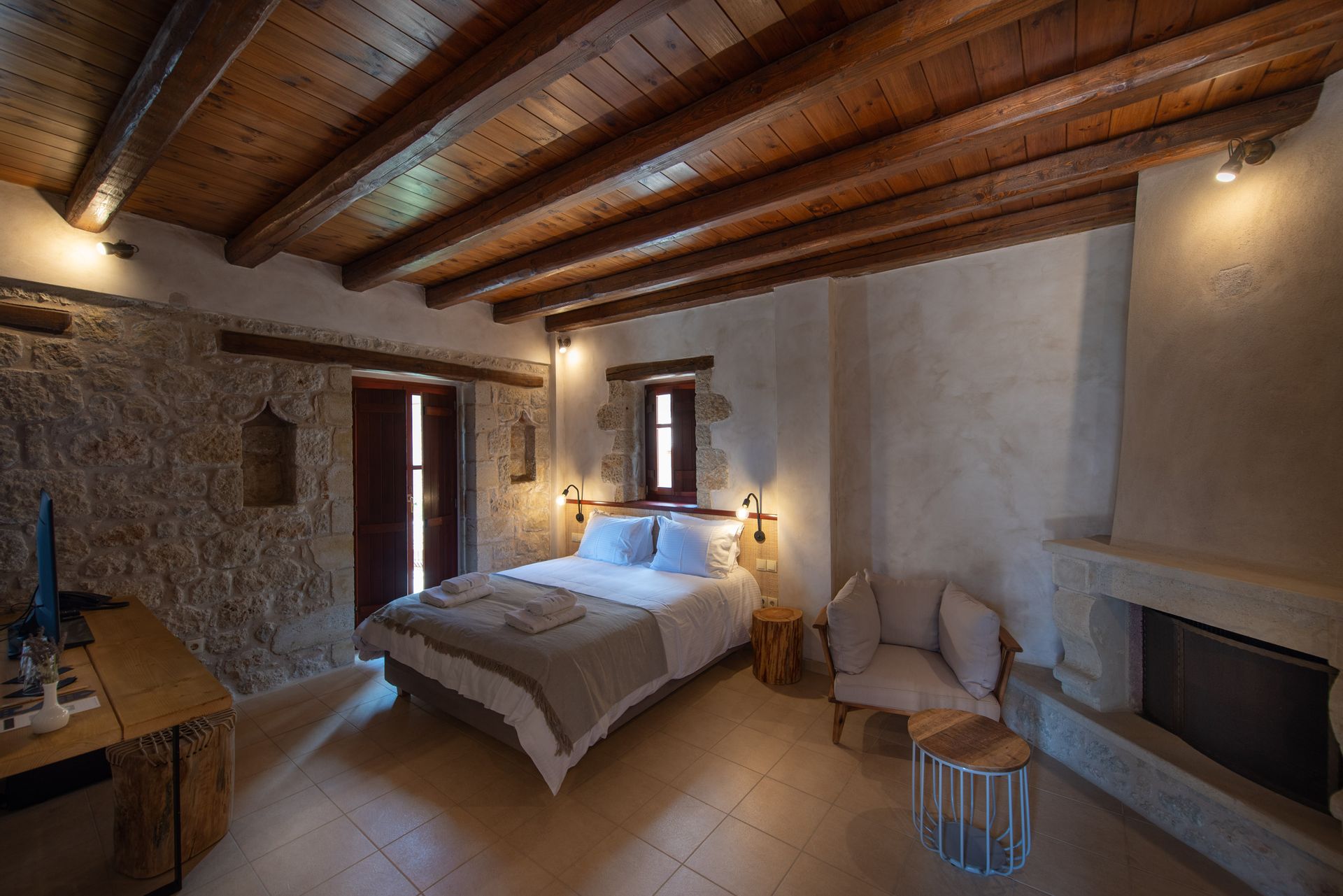 Suite with Jetted Tub and Sea View