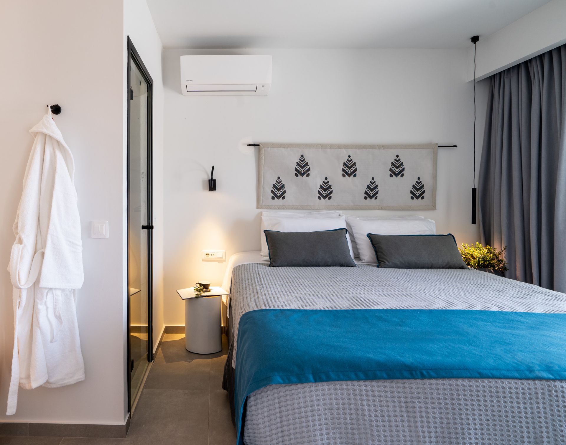 Deluxe Suite with Outdoor Jacuzzi and Sea View