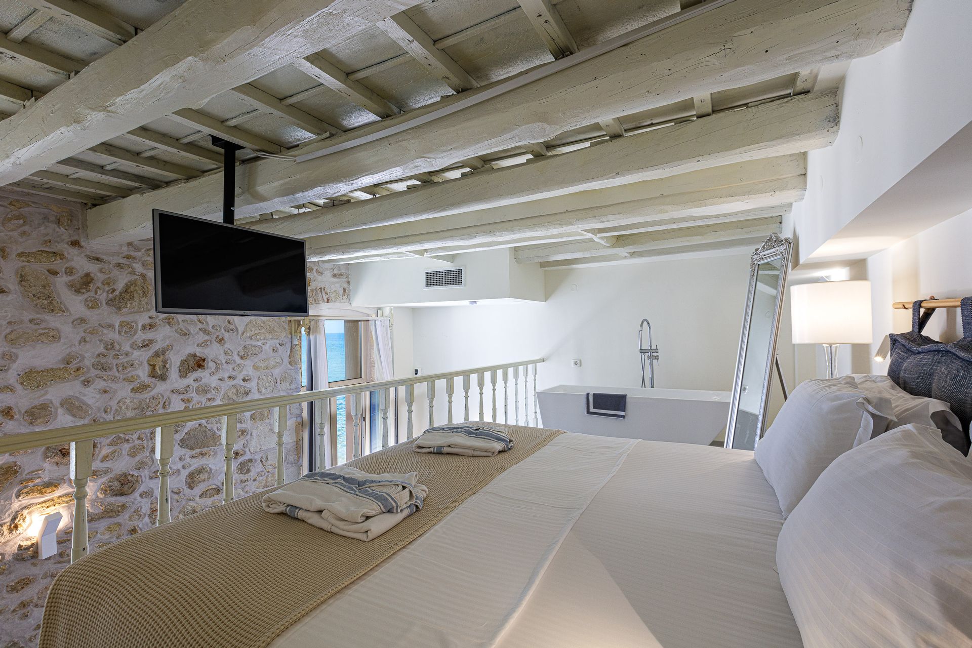 Suite with Side Sea View – Split Level