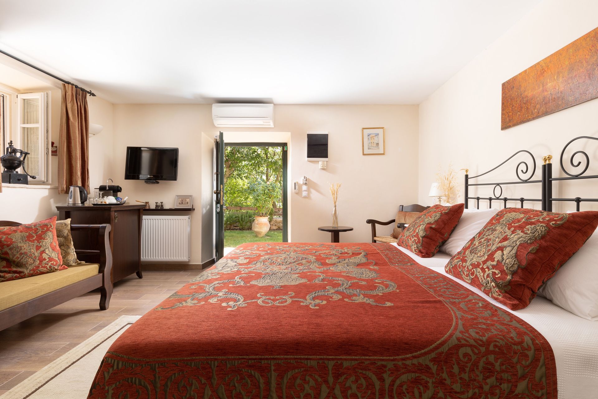The Kafeneion – Lower Garden Twin Room – Ensuite