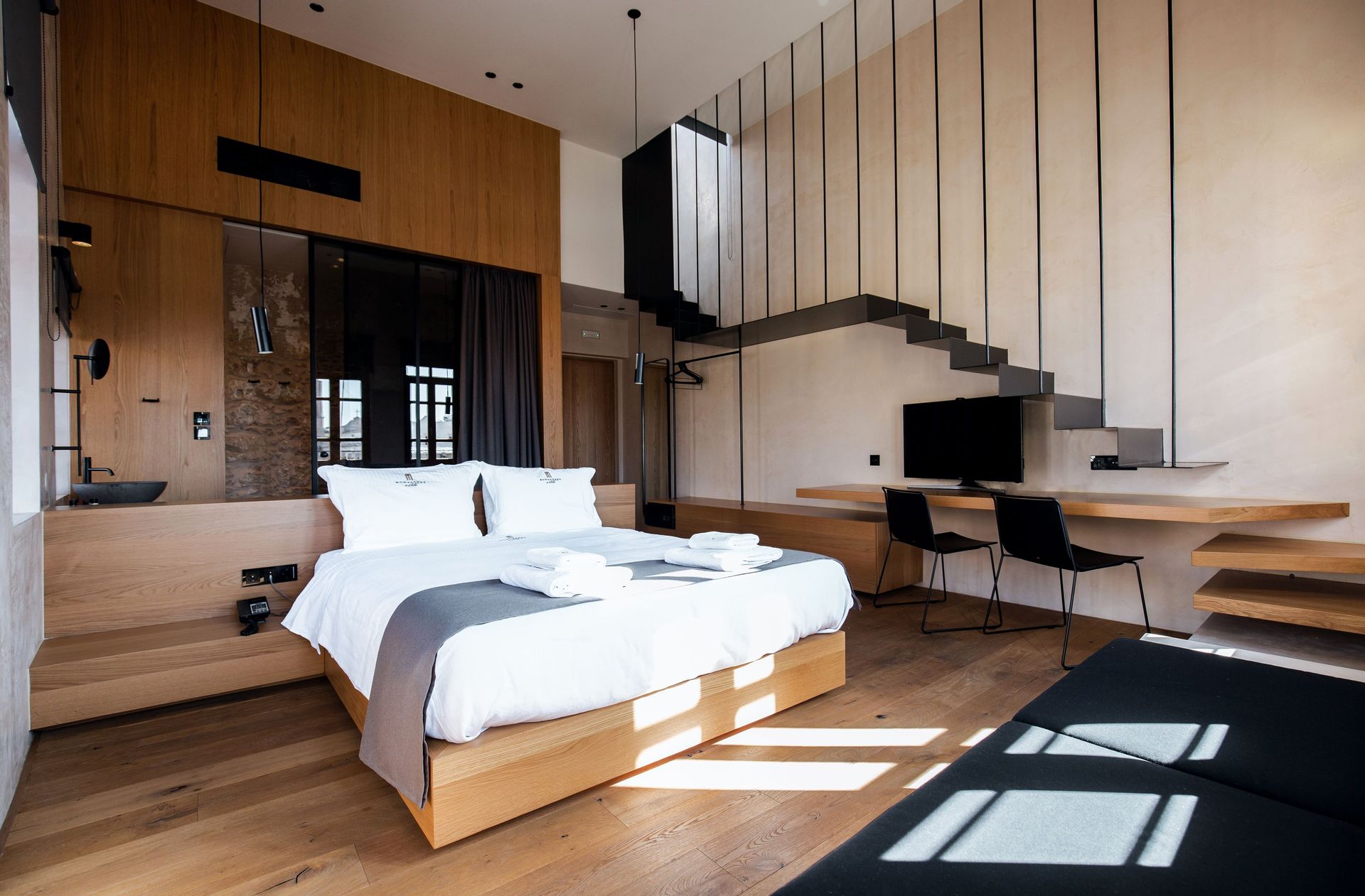 Honeymoon Suite with Private Terrace Hot Tub & Old Town View
