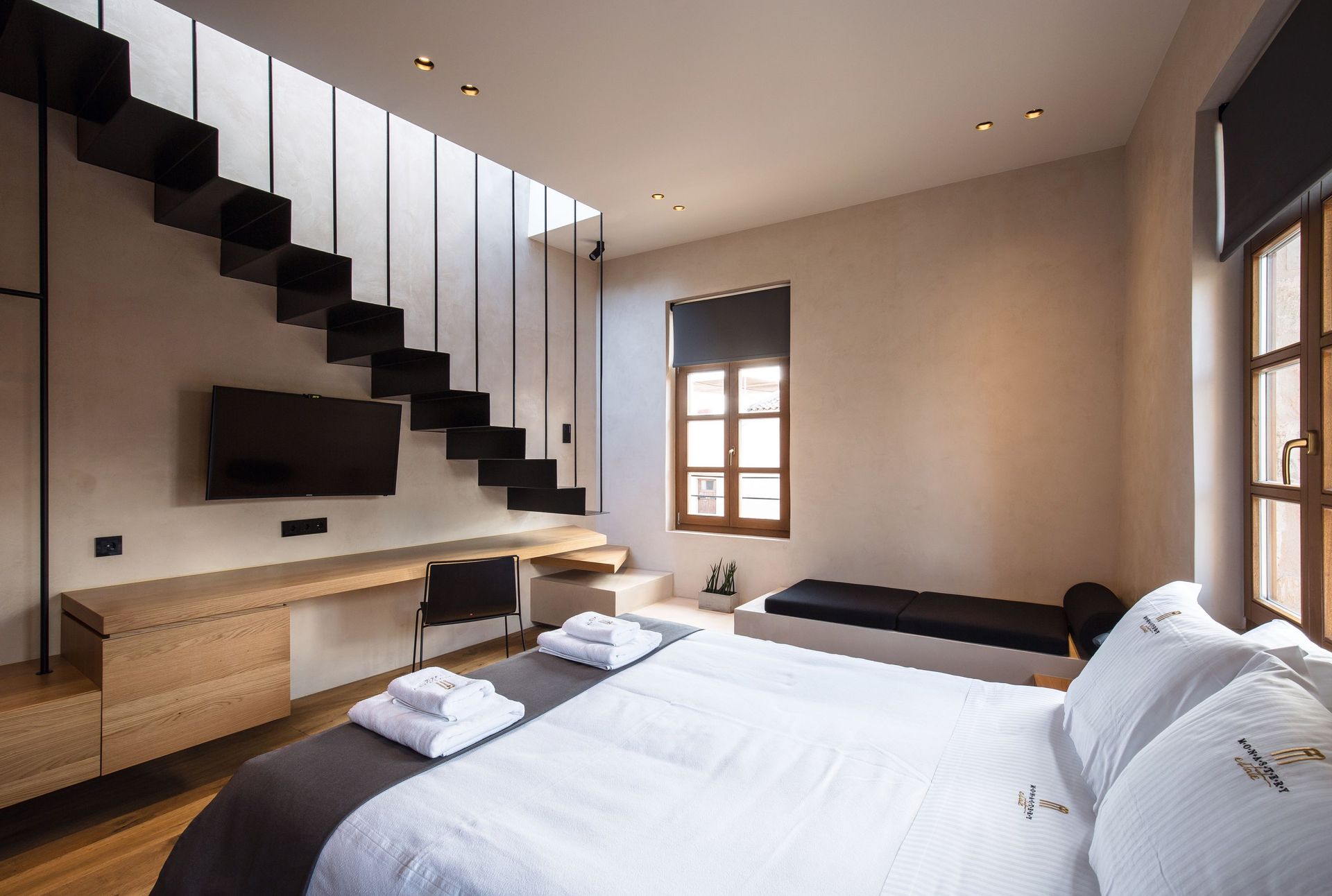 Penthouse Suite with Private Terrace Hot Tub & Old Town View