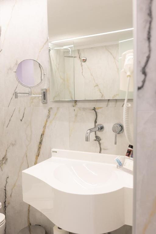 Modern Revival Luxury Hotel - SINGLE - 4