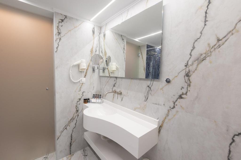 Modern Revival Luxury Hotel - TRIPLE - 9