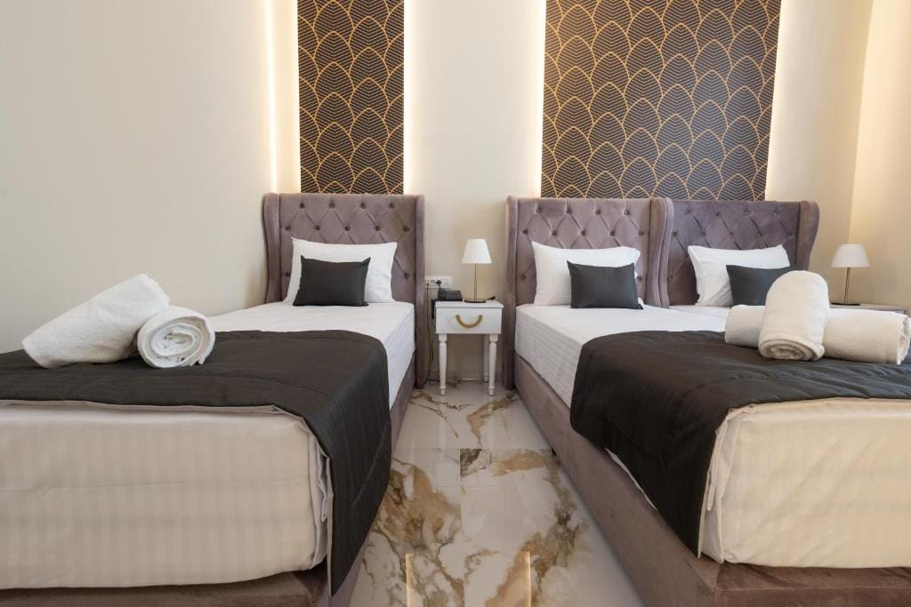 Modern Revival Luxury Hotel - TRIPLE - 14