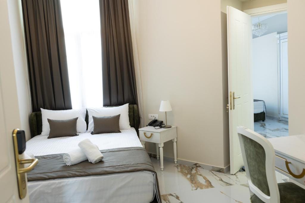 Modern Revival Luxury Hotel - FAMILY - 3