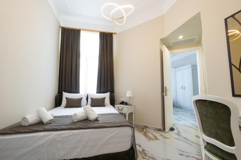 Modern Revival Luxury Hotel - FAMILY - 7