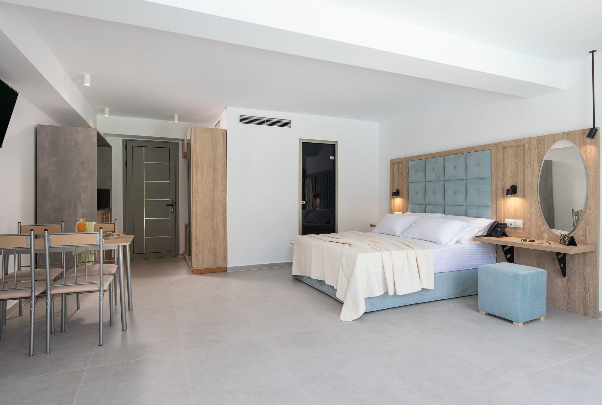 Poolside Family Apartment