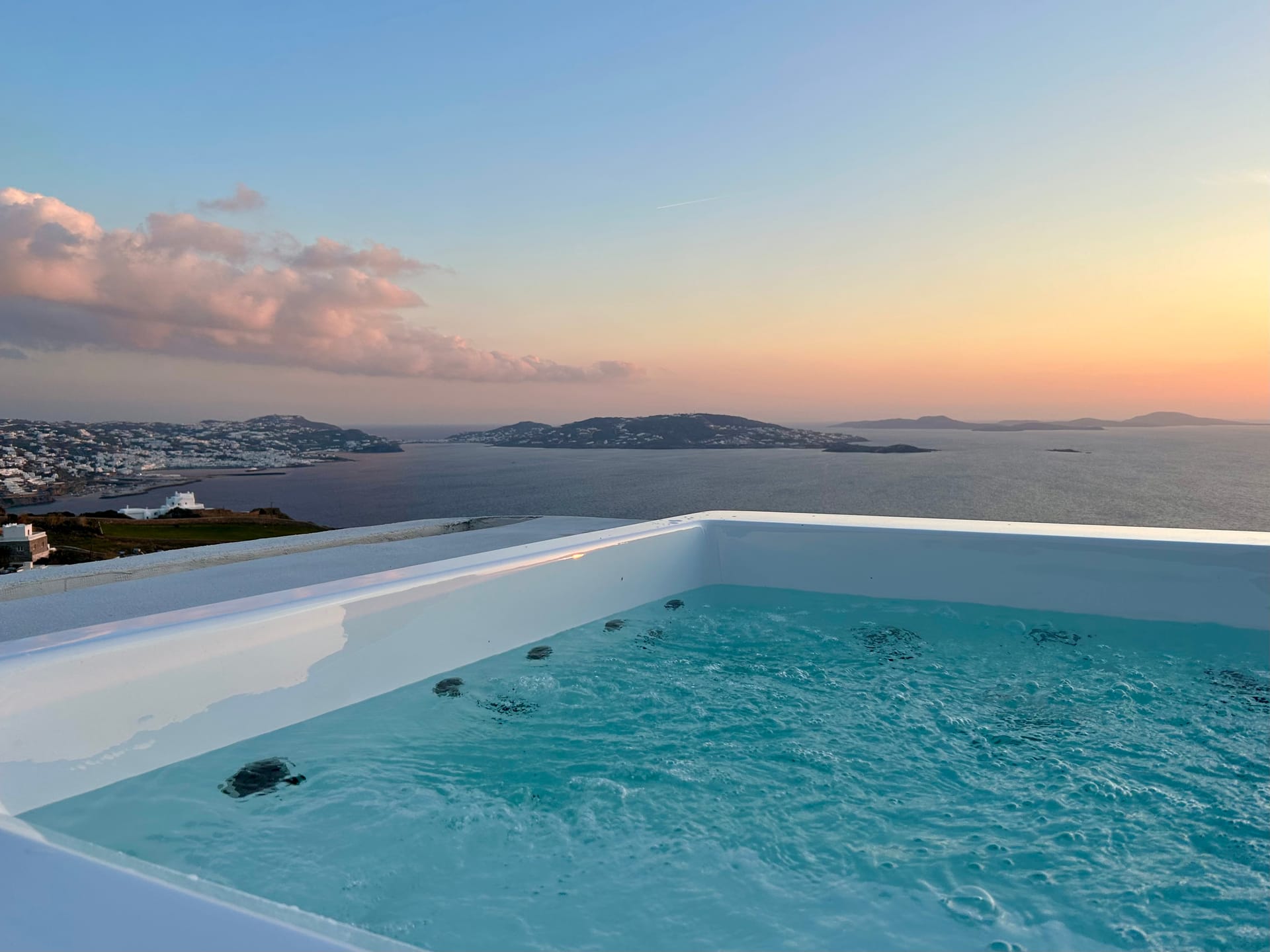 Τhe Lovers Seaview Suite with Outdoor Hot Tub