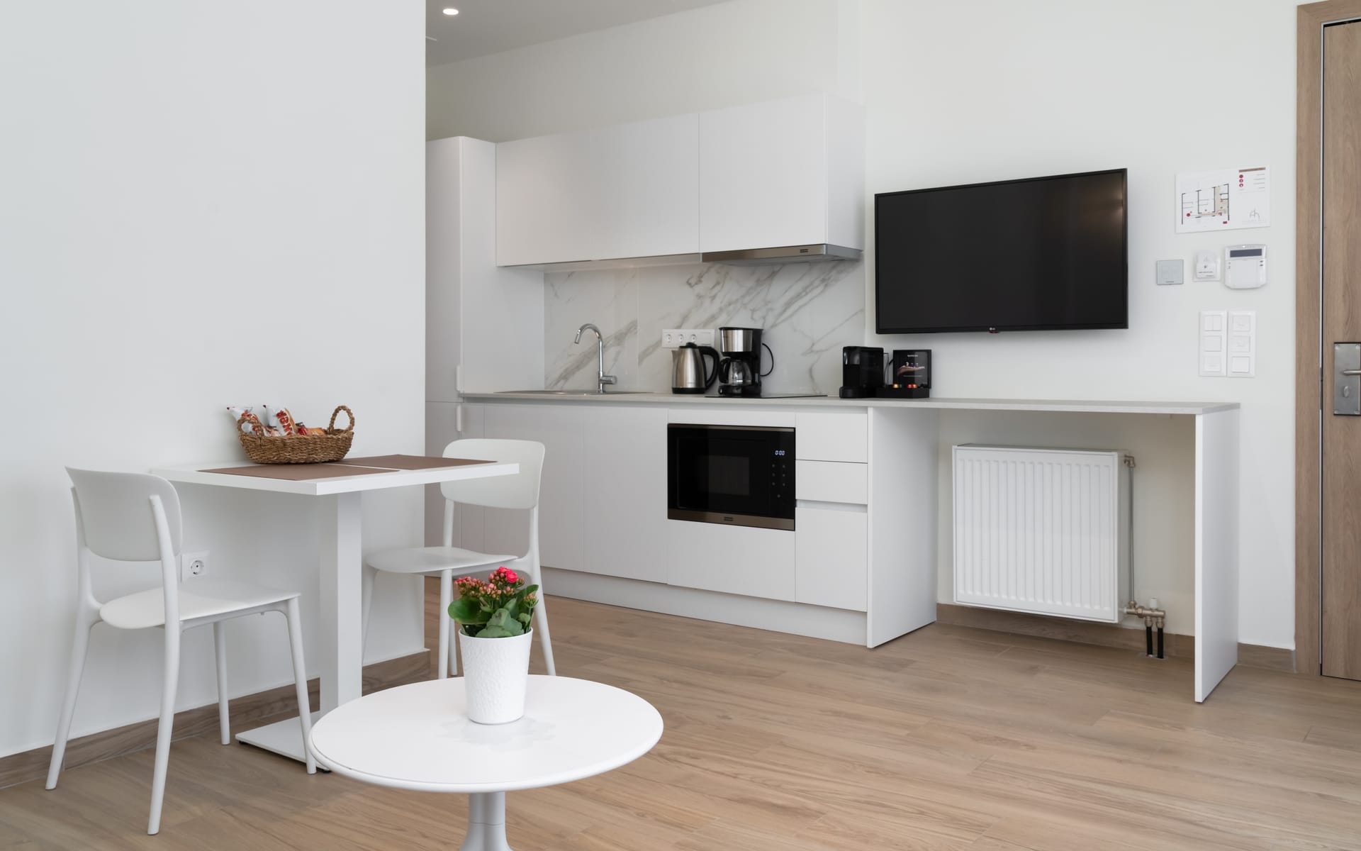 One Bedroom Apartment with Private Garden and Hot Tub