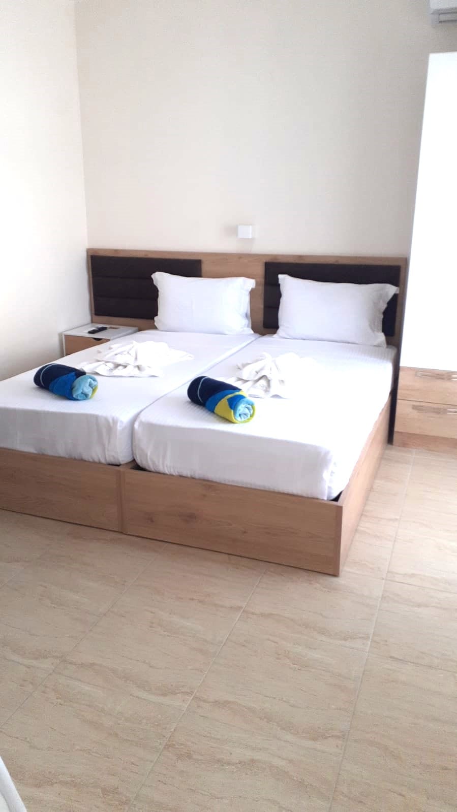 Deluxe Twin with Side Sea View