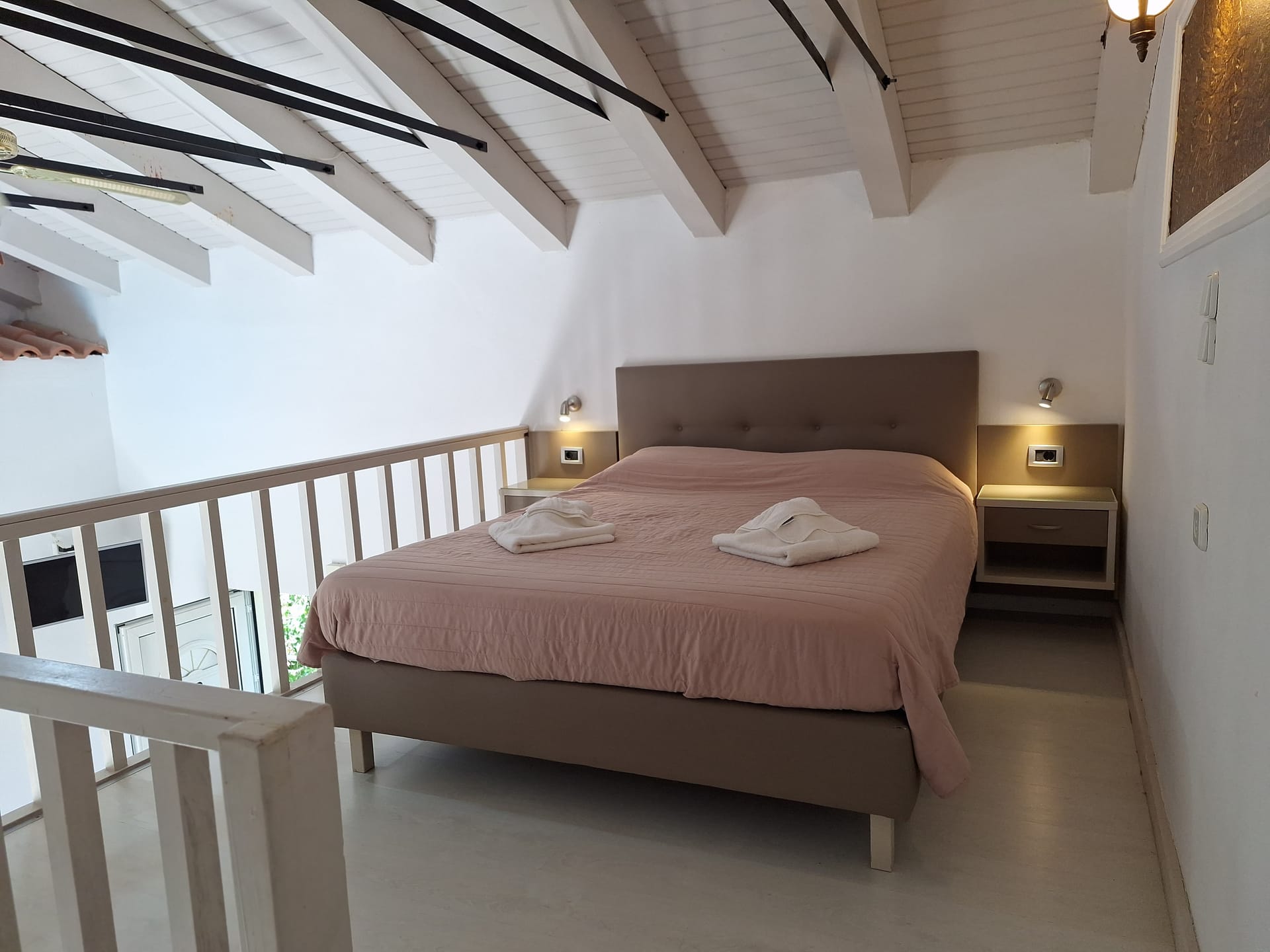 One Bedroom Apartment with Pool View – Split Level