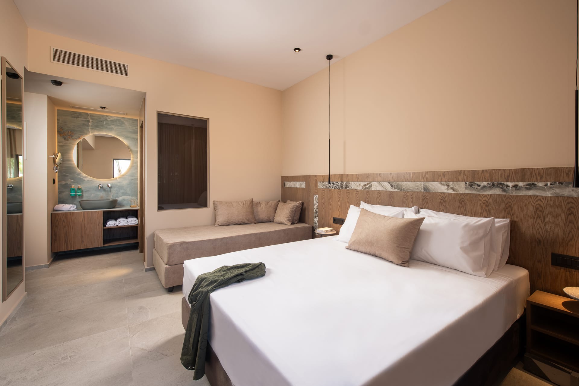 Deluxe Triple Room with Pool View 25m²
