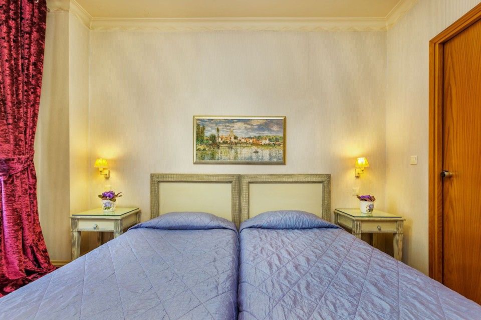 TWIN ROOM