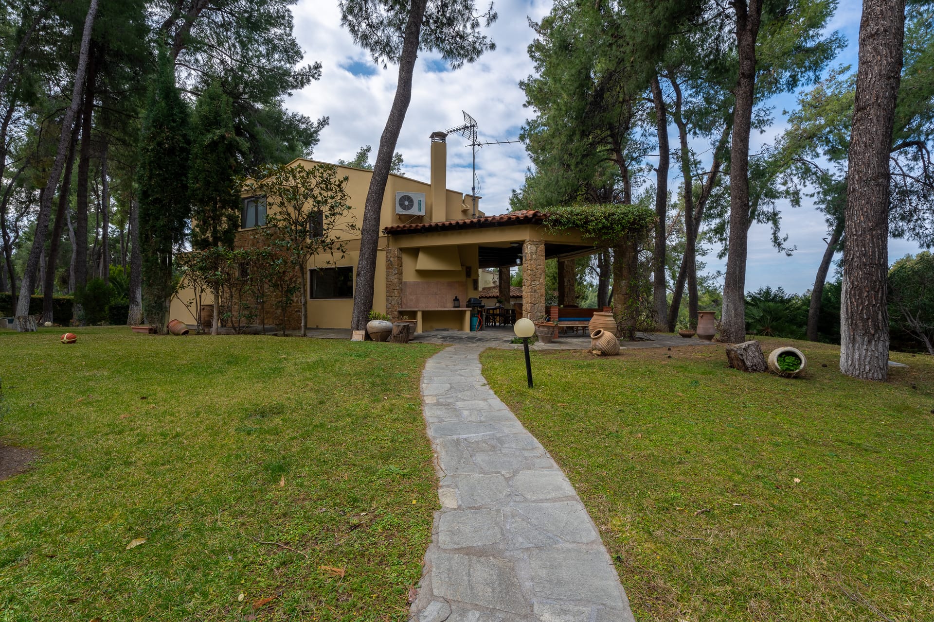 Magnolia Villa with Shared Pool -Sani