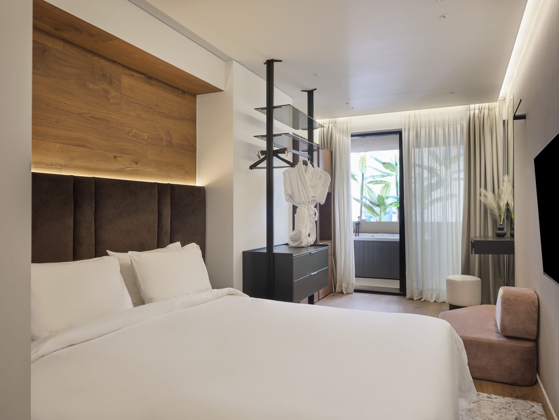 Suite with Βalcony & outdoor Hot Tub