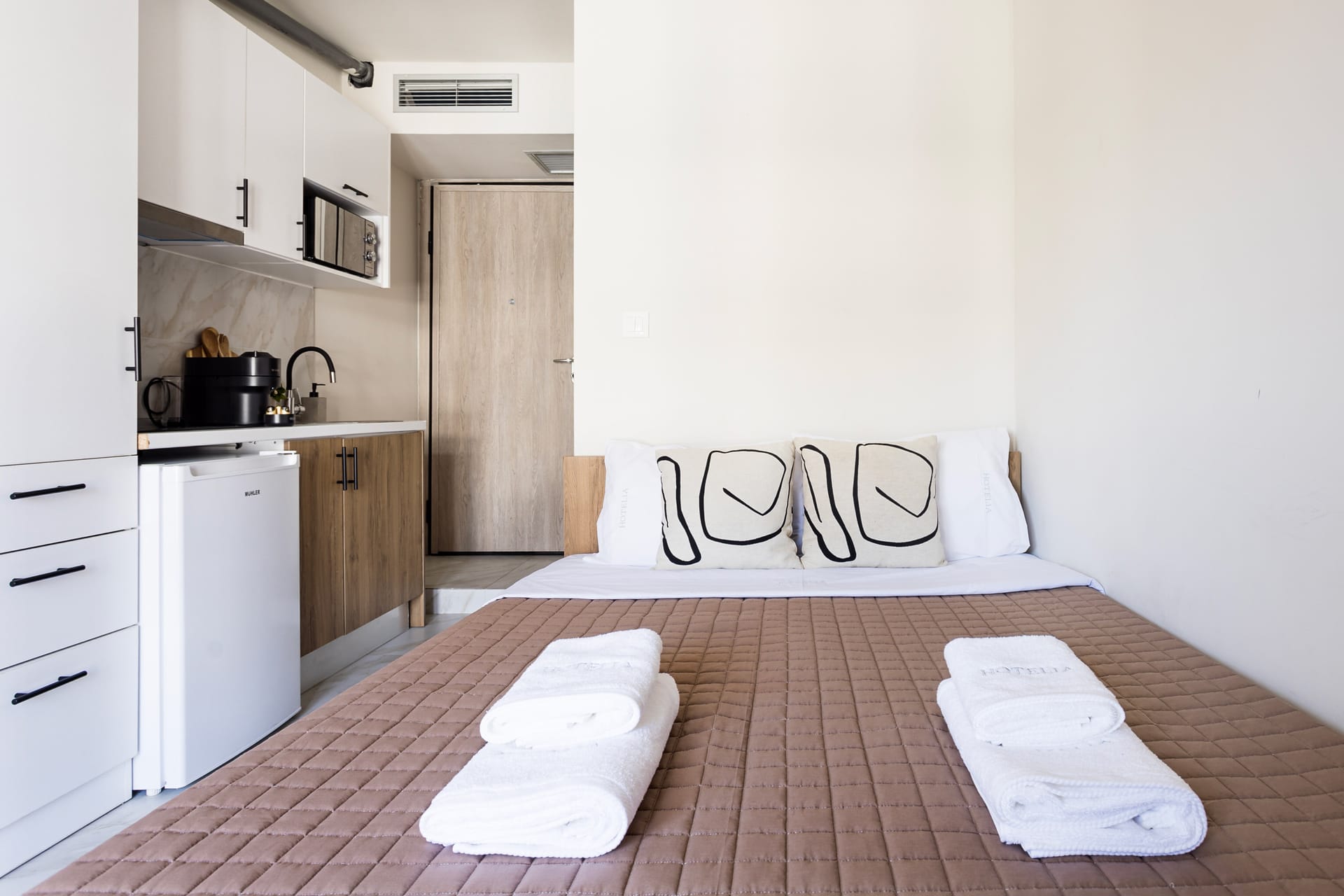 Mini Studio w/Balcony- Western Walls View