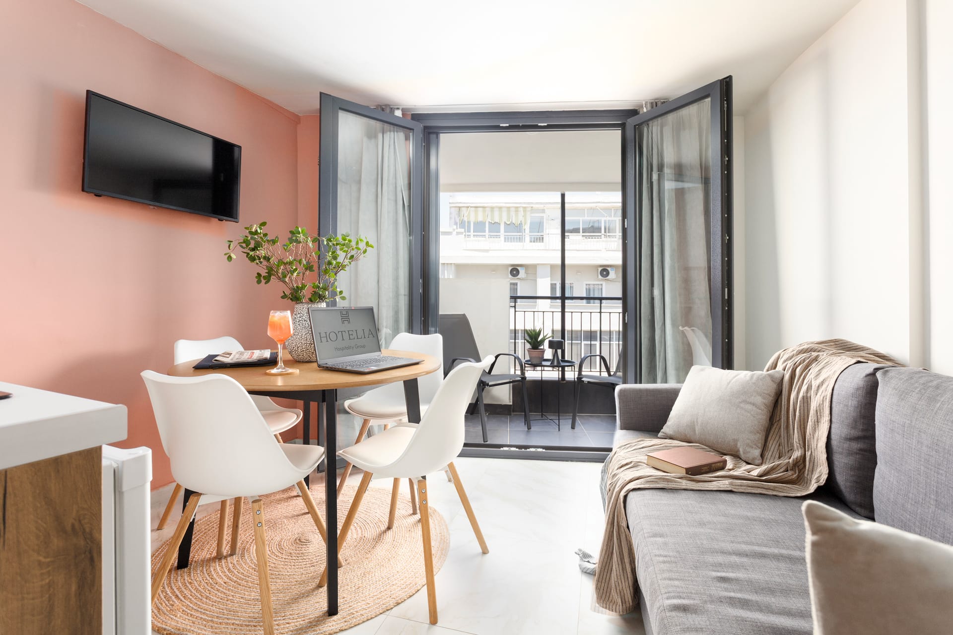 One Bedroom Apt w/Balcony – Western Walls View