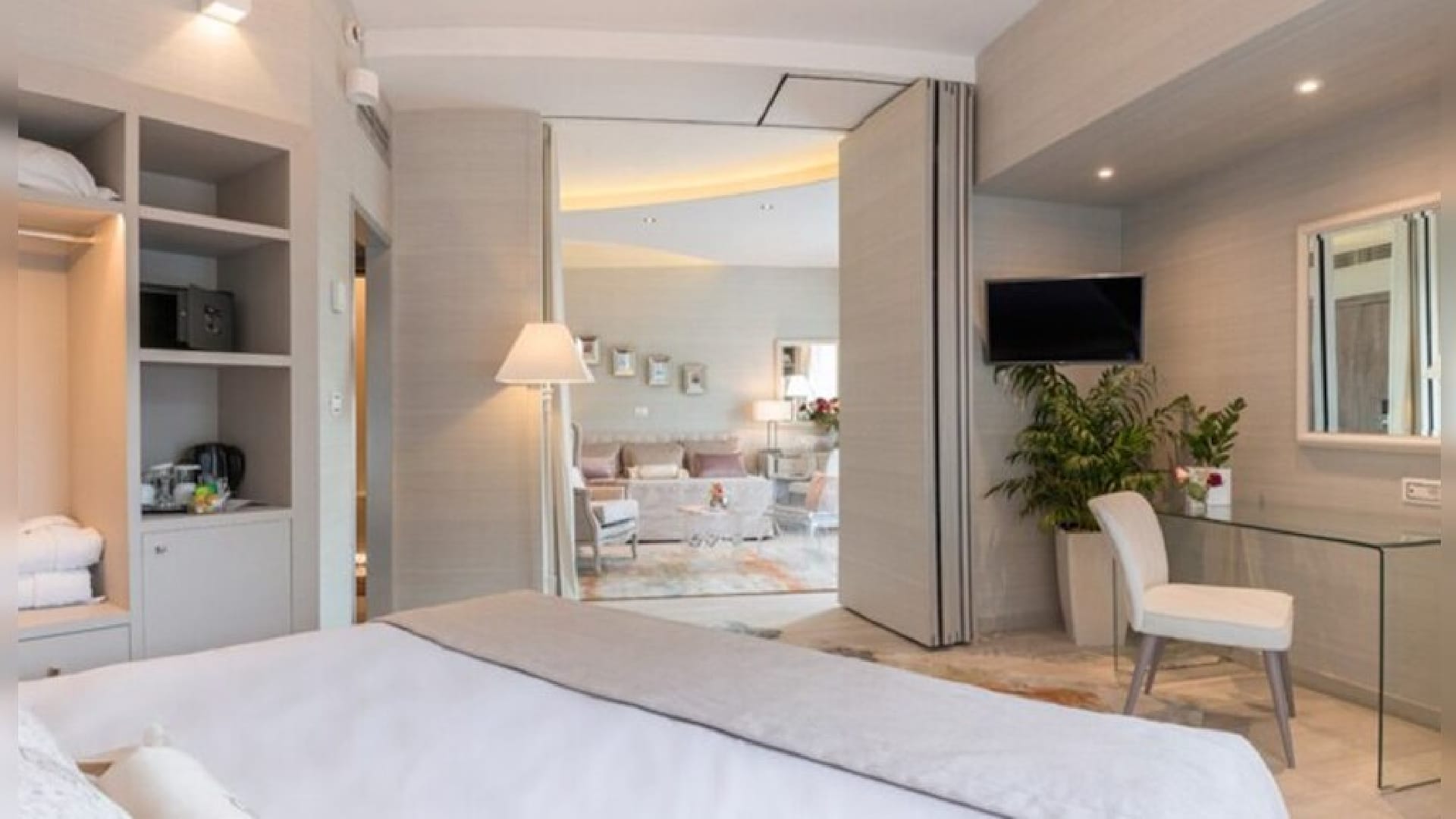 Deluxe Suite With Corner Balcony & Lycabettus Hill View