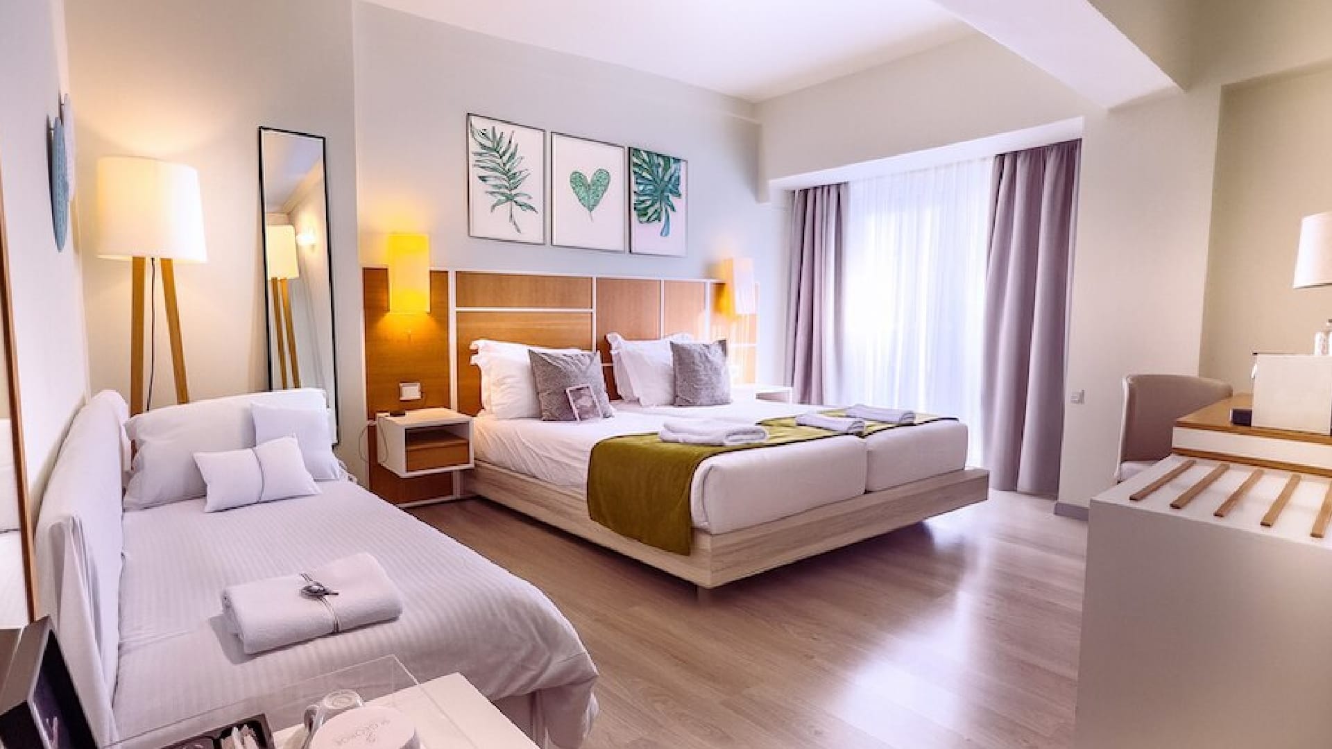Signature Triple Room With Private Balcony & City View